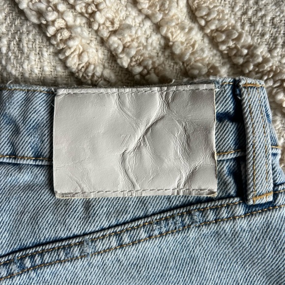 Zara High Waisted Denim Shorts - sz 2 - Picture 4 of 4